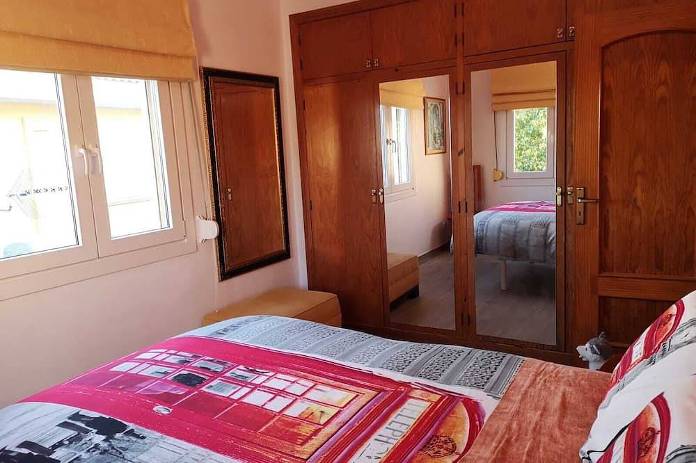 Piscine privée, vue sur la mer avec des couchers de soleil fabuleux, cuisine moderne, climatisation, wifi, grande salle de jouets in Badia Blava, Llucmajor