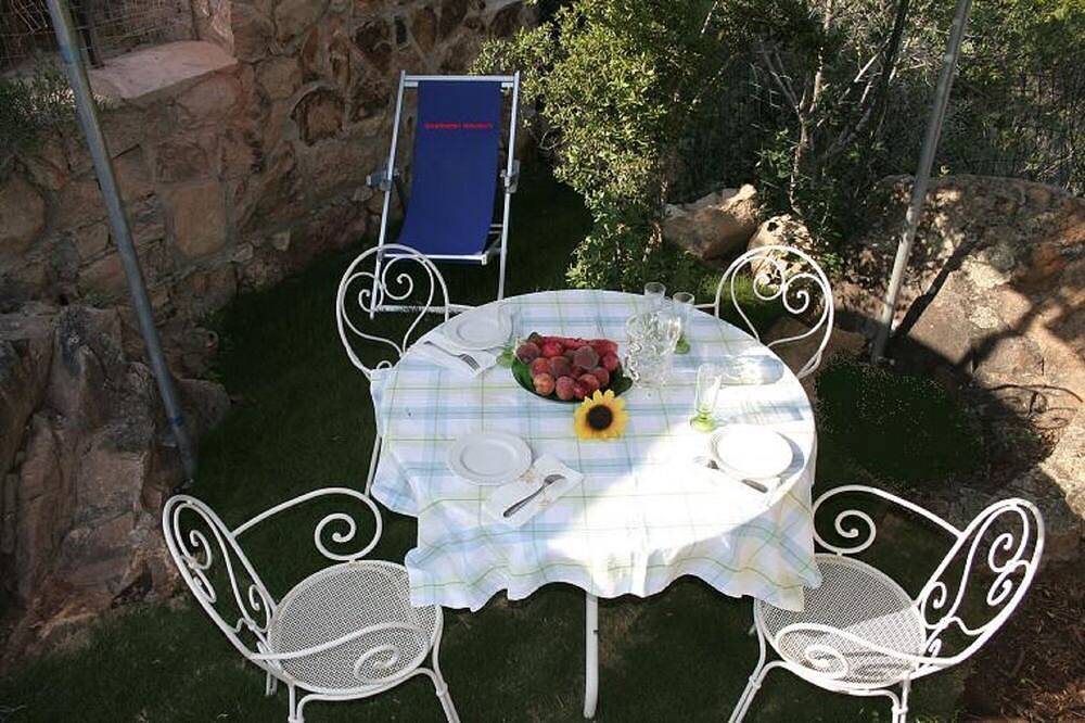 Villa mit exklusivem Garten, 240 Meter vom Strand entfernt, Meer- und Bergblick. in Tancau sul Mare, Lotzorai