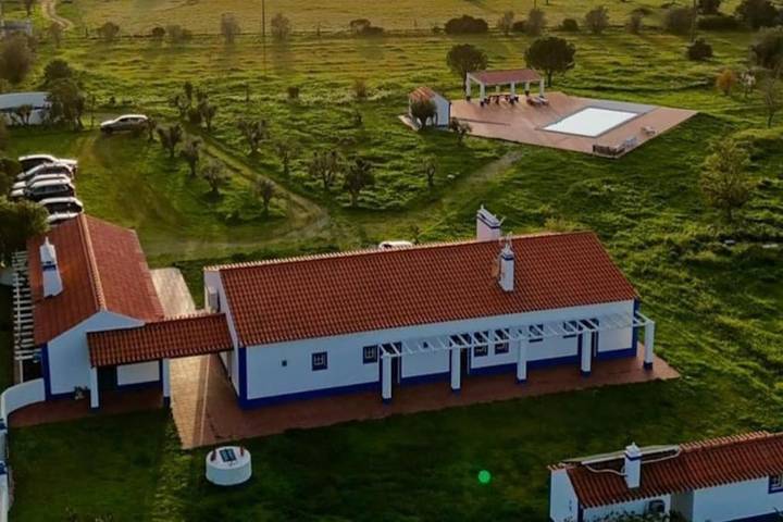 Location de vacances pour 12 personnes, avec jardin ainsi que vue et piscine, animaux acceptés dans São Cristóvão