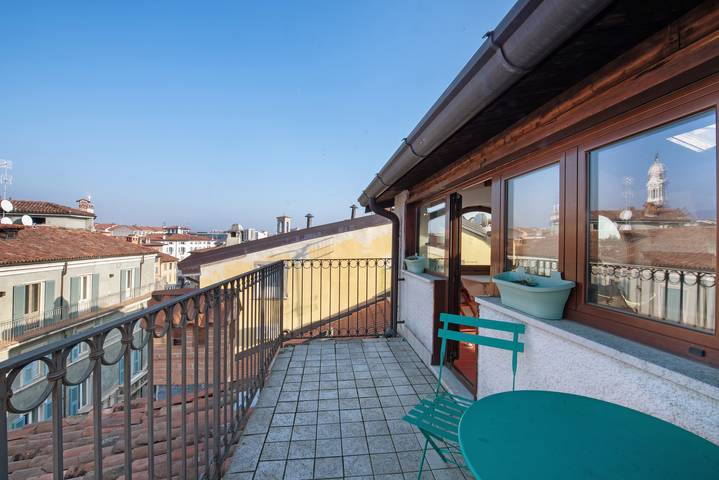 Appartement entier, Appartement 'Casa Vacanze Civetta' avec terrasse partagée & Wi-Fi in Bergame, Province de Bergame