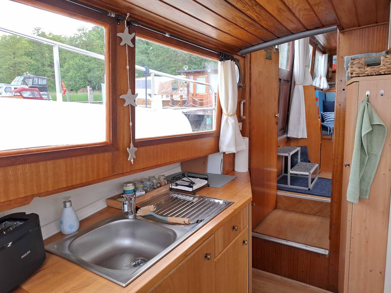 Hausboot 'Helena' mit Blick auf den See in Wesenberg, Mecklenburg-Strelitz