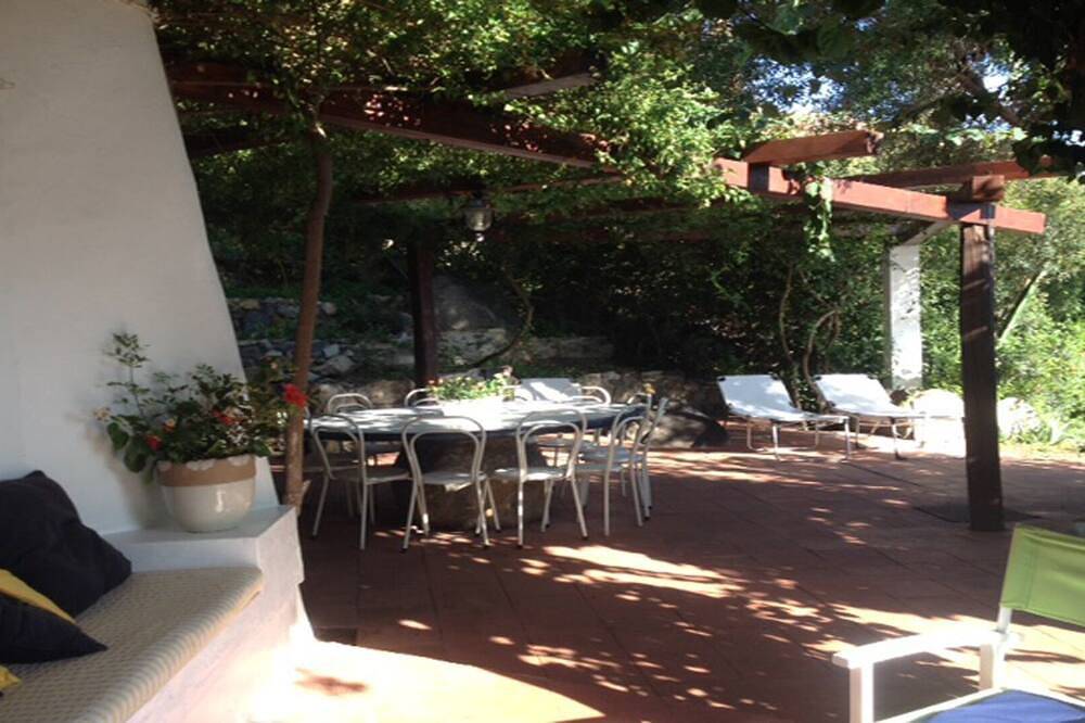 Villa frontemare con esclusiva vista sulla baia e accesso diretto al mare. in Geremeas, Torre delle Stelle