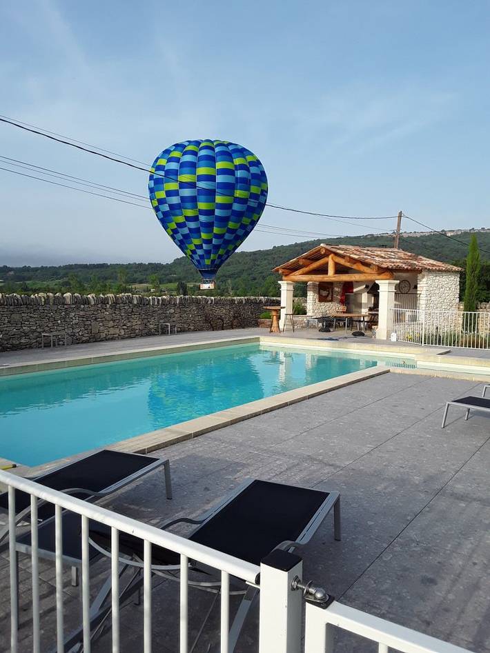 Gîte pour 4 personnes, avec terrasse ainsi que piscine et jardin