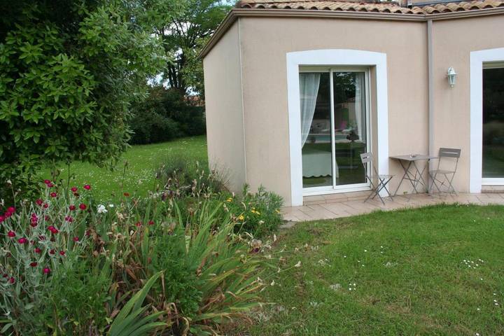 Location de vacances pour 2 personnes, avec vue ainsi que jardin et piscine à Basse-Goulaine - 2
