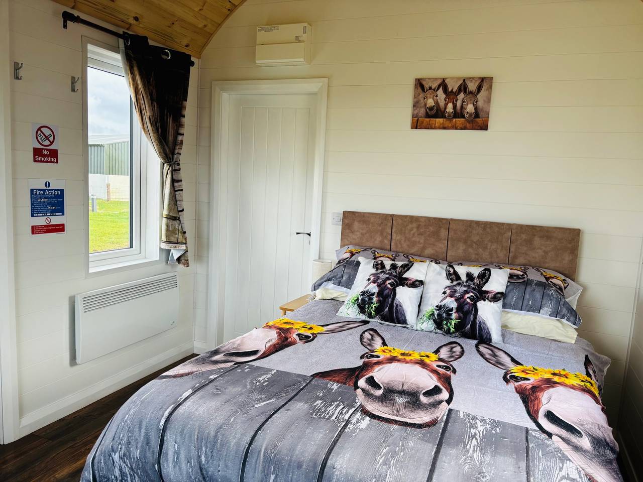 Ganze Ferienwohnung, The Dozy Donkey Shepherd Hut Campview Farm Stay in Donegal, County Donegal