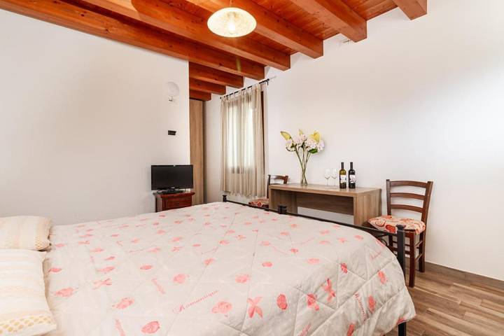 Gîte pour 2 personnes, avec jardin ainsi que terrasse et vue dans San Giovanni Ilarione - 4