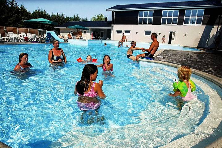 Camping für 4 Personen, mit Terrasse und Garten sowie Kinderpool und Pool in Nordjütland