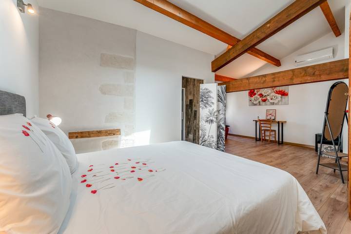 Guest Room “Coquelicot” with Wi-Fi and Air Conditioning in Domazan, Nimes region