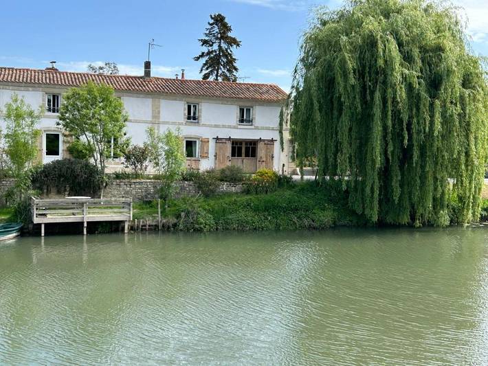 Chambre d’hôte pour 2 personnes, avec Terrasse et Jardin ainsi que Piscine et Vue sur le lac