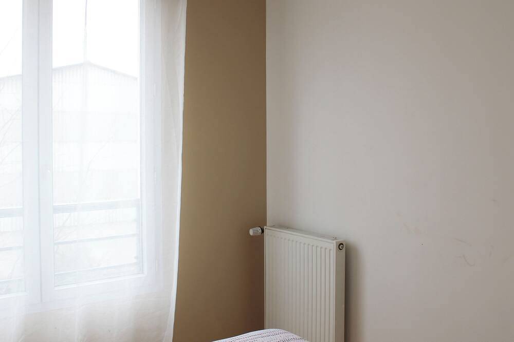 Entire apartment, Spacious 69 m² nest with balcony. in Aubervilliers, Seine-Saint-Denis