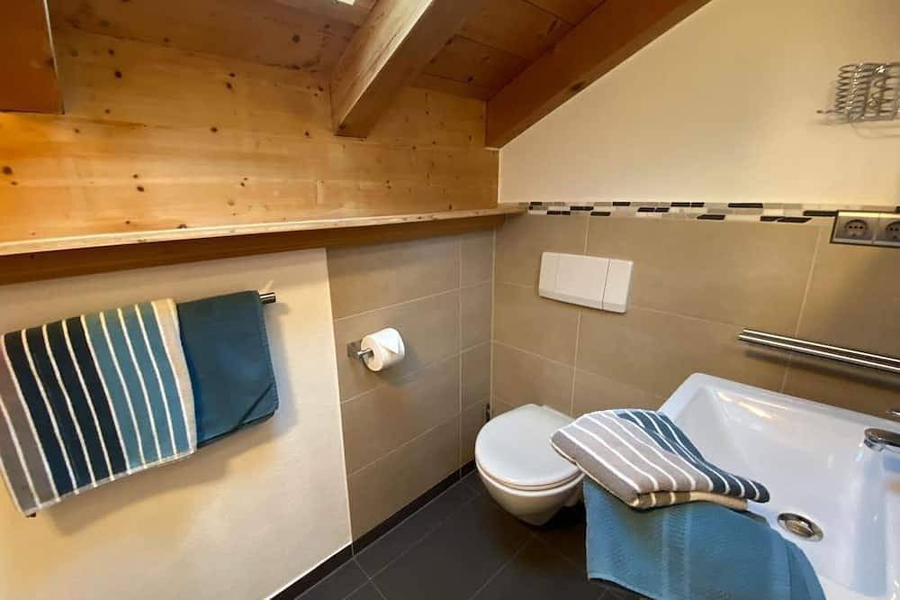 Ganze Wohnung, Haus Hager - Ferienwohnung im Dachgeschoss mit Südbalkon in Weissbach an der Alpenstrasse, Schneizlreuth