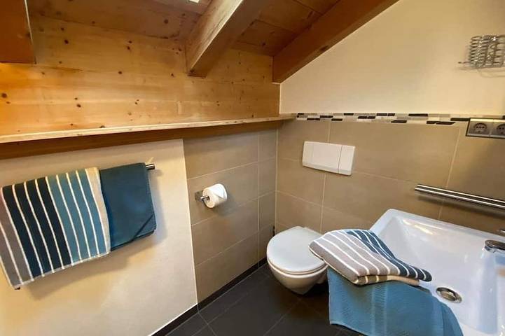 Ganze Wohnung, Haus Hager - Ferienwohnung im Dachgeschoss mit Südbalkon in Weissbach an der Alpenstrasse, Schneizlreuth