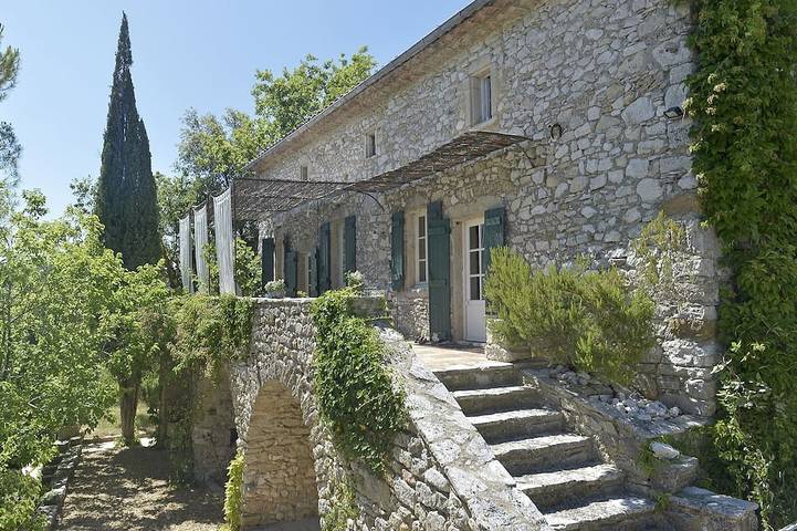 Location de vacances pour 10 personnes, avec jardin et terrasse, animaux acceptés à Saint-André-de-Roquepertuis