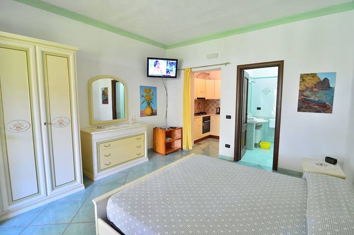 Ganze Wohnung, Apartment with garden 200meters from the Sea in Forio, Ischia