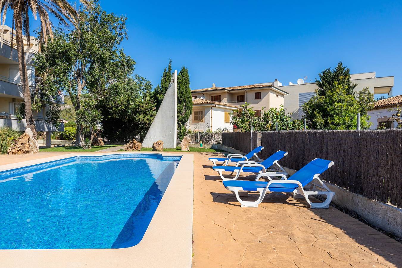 Entire apartment, Veleta Apartment with Sea Views, Shared Pool, Terrace, and Wi-Fi in Port de Pollença, Pollença