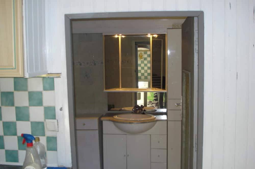 Entire apartment, Homerez - House in Ille-sur-Têt, garden, Ac and fireplace in Ille-sur-Têt, Prades region