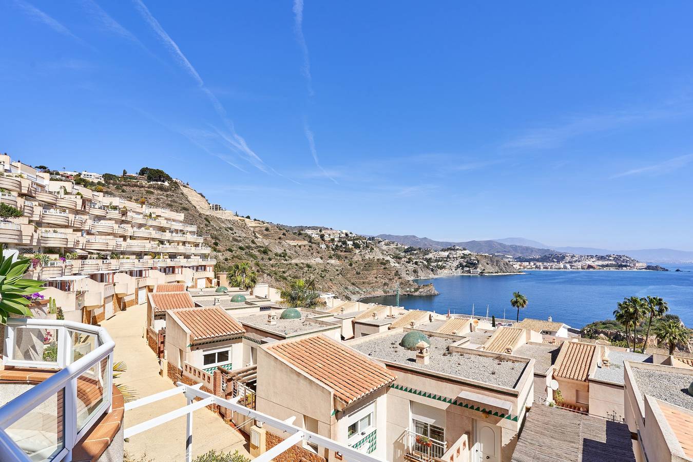 Apartamento entero, Apartamento 'Las Lomas de Marina del Este' con vistas al mar, terrazas, piscina compartida y Wi-Fi in La Herradura, Almuñecar