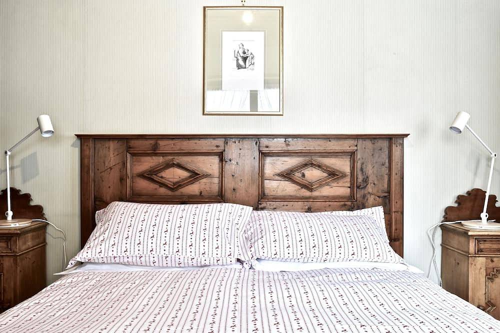 Entire apartment, Beautiful 3 bedroom flat in Cortina with car park in Cortina d'Ampezzo, Dolomiti Superski