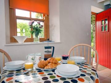 Log Cabin for 4 People in Pembrokeshire, South-Wales, Photo 3