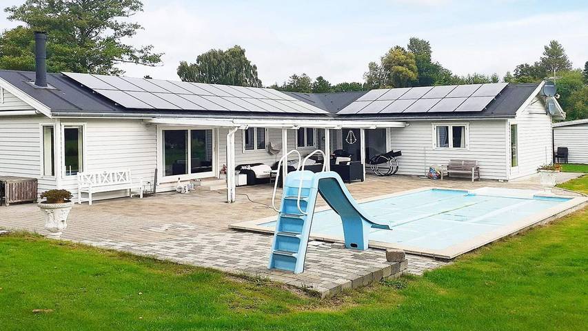Ferieudlejning for 10 personer, med have og terrasse såvel som jacuzzi og pool i Rødvig