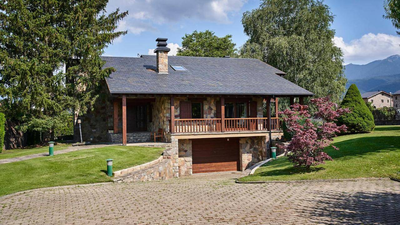 Six-Bedroom House in Bellver de Cerdaña, Pirineo Catalan
