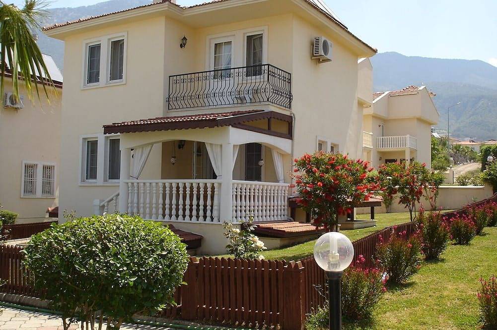 Our villa Magnolia M is on a stunning complex with large L shape pool /childs in Fethiye, Türkische Ägäis