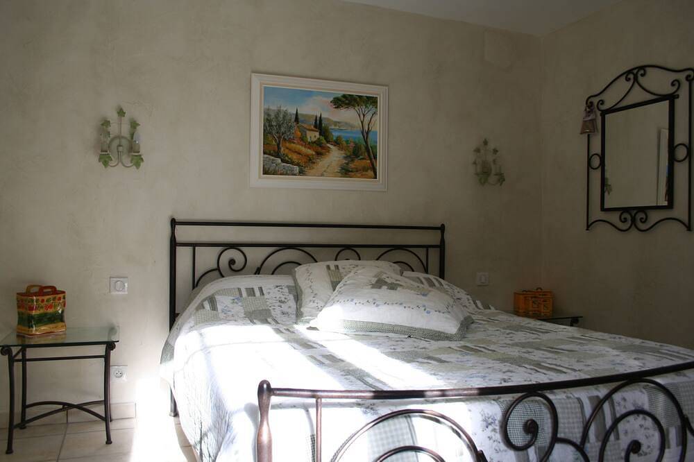 Le Mas des Tarentes between vineyards and forests in Trans-en-Provence, Draguignan Region