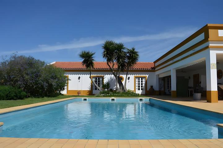 Villa para 8 pessoas, com sauna e jacuzzi e ainda jardim em Montemor-o-Novo