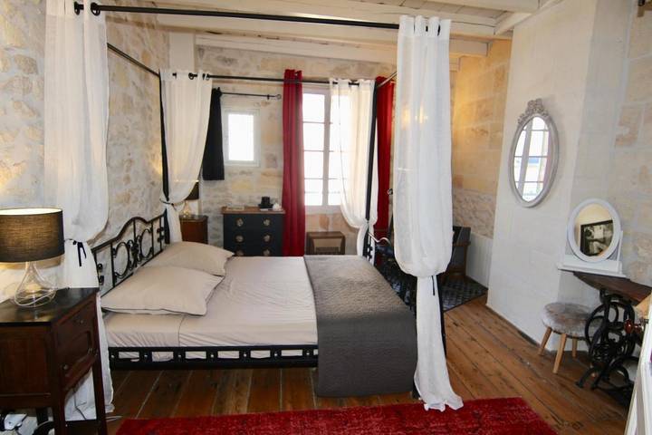 Location de vacances pour 2 personnes, avec piscine ainsi que jardin et vue à Tizac-de-Curton - 4