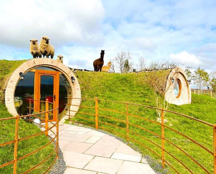 Glamping for 6 people, with Hot tub and View in Mid-Wales