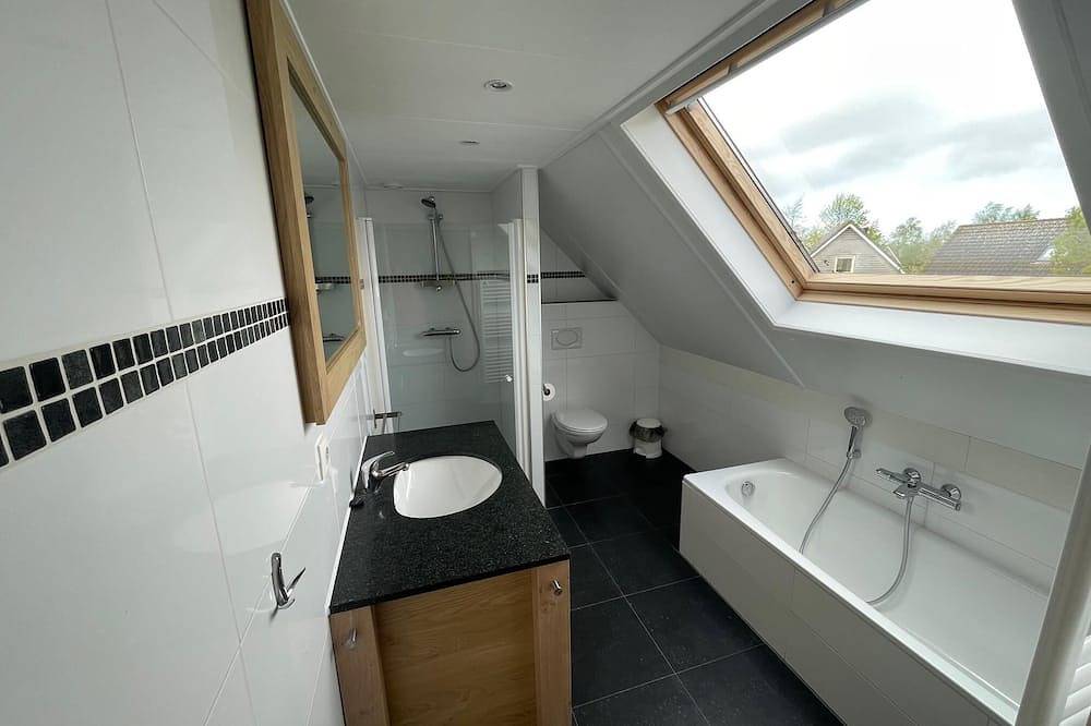 Luxury restyled bungalow for 6 people in Medemblik, Ijsselmeer
