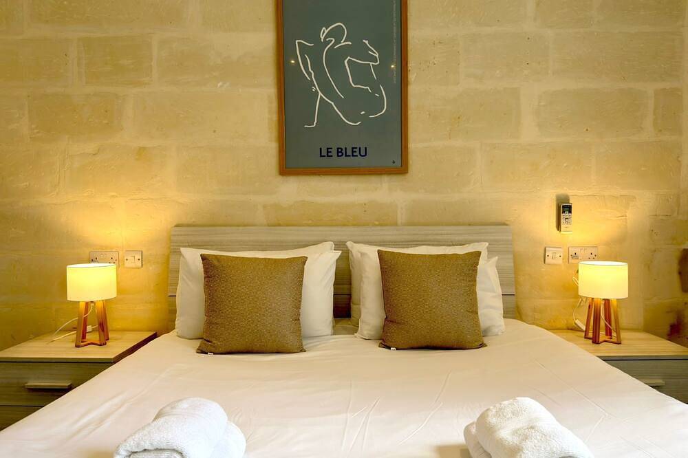 Sliema Unique 4 Bedroom Townhouse Off The Beach in Tas-Sliema, Insel Malta