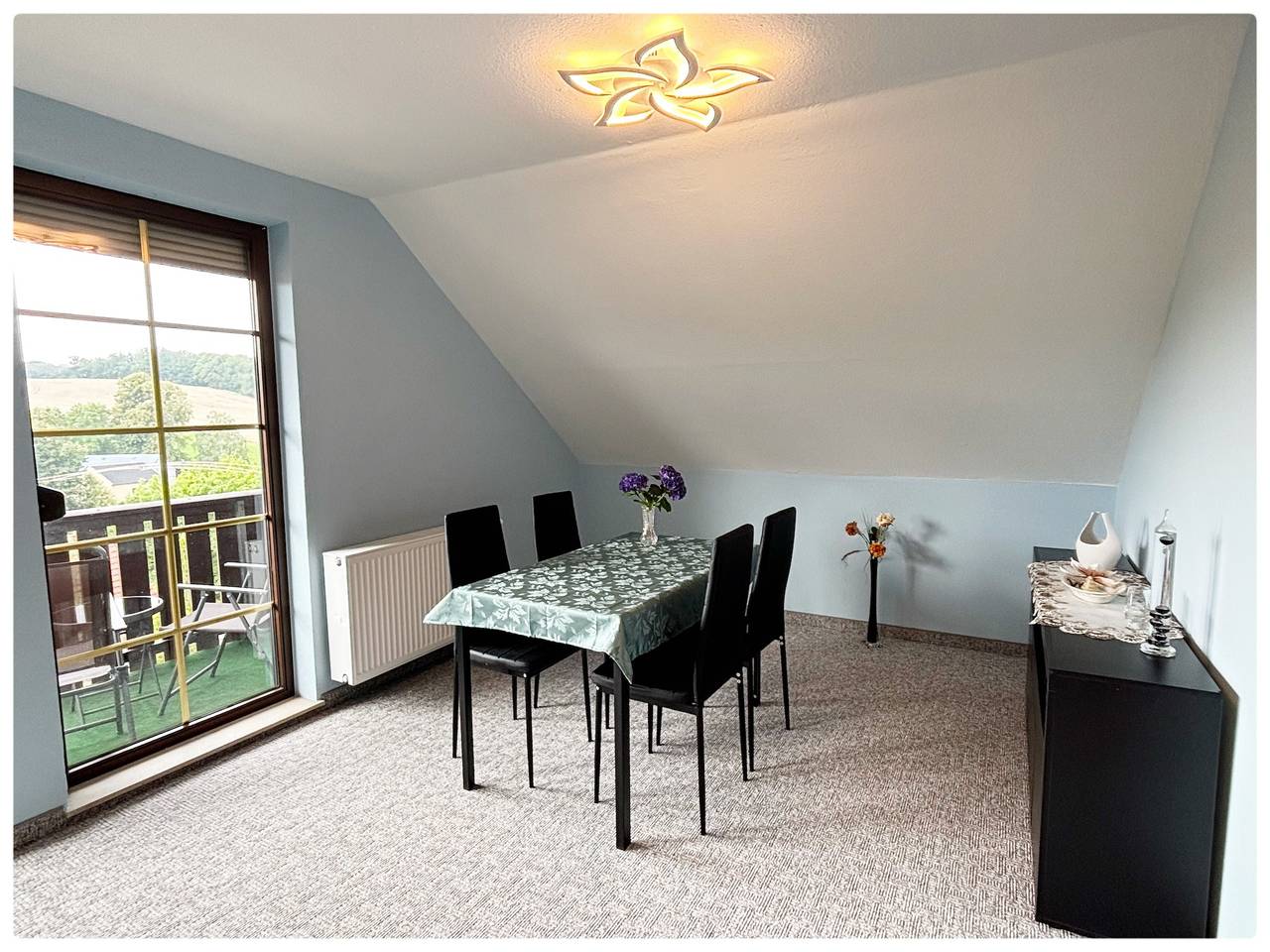 Apartamento entero, Apartamento 'Haus schöne Aussicht bei Chemnitz' con vistas a la montaña, balcón y wifi in Klaffenbach, Chemnitz
