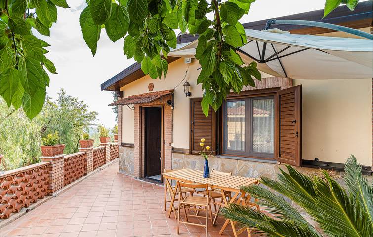 Accogliente appartamento con giardino e parcheggio a 2 km dalla spiaggia in Ascea, Cilento Coast