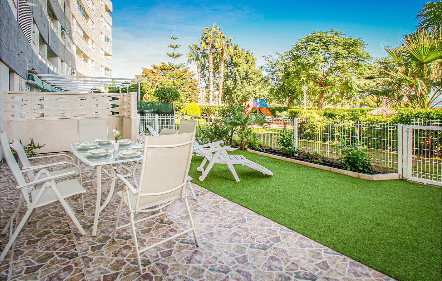 Appartement de vacances entier, Appartement confortable au bord de la mer avec climatisation, parking, piscine et terrasse in Platja de l'Horta-Mutxavista (San Juan Playa), El Campello