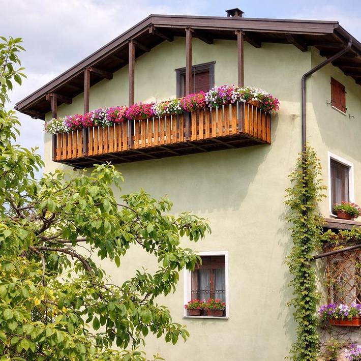 Apartment for 7 people, with Balcony and Terrace as well as Garden and View in Mel