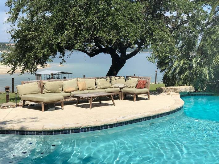 Vacation house for 25 people, with balcony and hot tub in Lake Travis