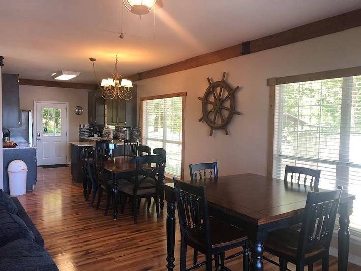Vacation rental for 12 people, with hot tub and yard in Lewis Smith Lake