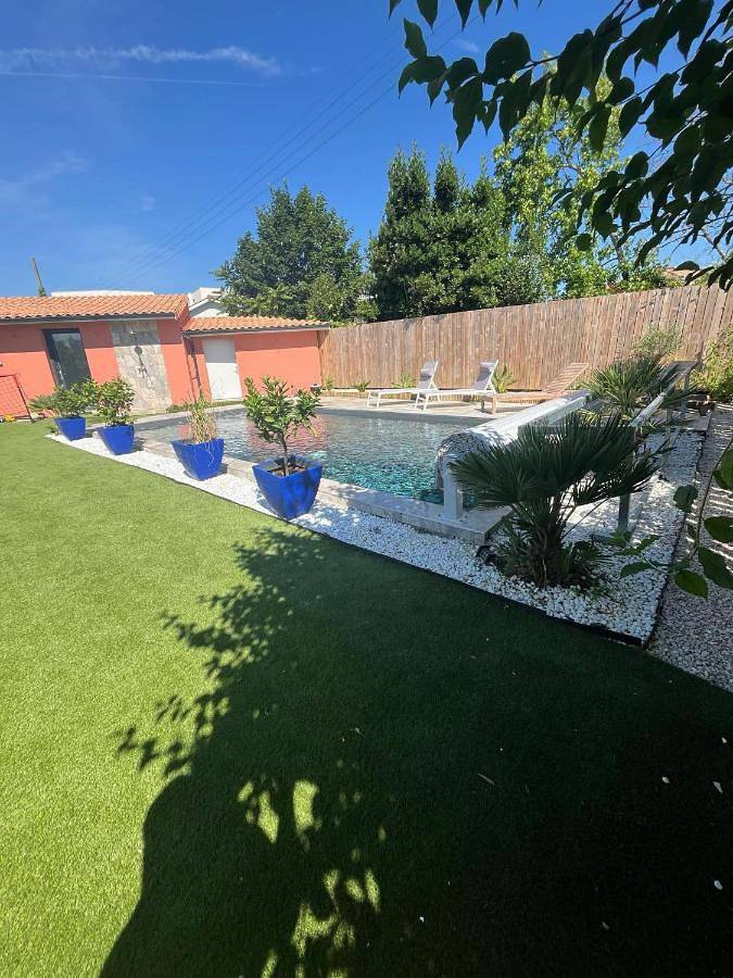 Gîte pour 2 personnes, avec vue et piscine ainsi que terrasse et jardin à Cenon - 2