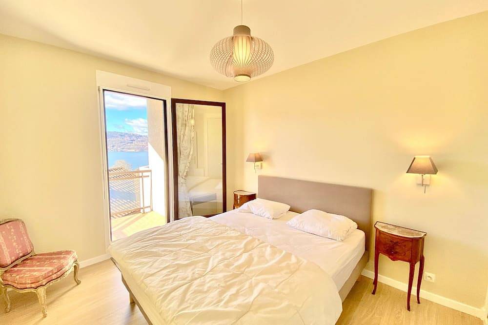 Entire apartment, Bright 2-bedroom apartment with terrace, parking and Wifi in Veyrier-du-Lac in Veyrier-du-Lac, Annecy region