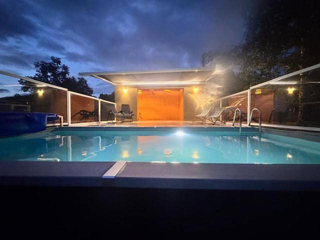 Location de vacances pour 15 personnes, avec Balcon et Terrasse ainsi que Jardin et Piscine à Mazeyrat-d'Allier