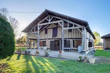 Gîte pour 8 personnes, avec terrasse et jardin à Lacquy