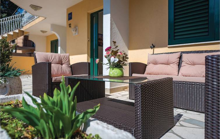 Apartamento vacacional entero, Acogedor apartamento con terraza, aparcamiento y wifi - A 2,5 km de la playa in Rogoznica, Condado de Šibenik-Knin