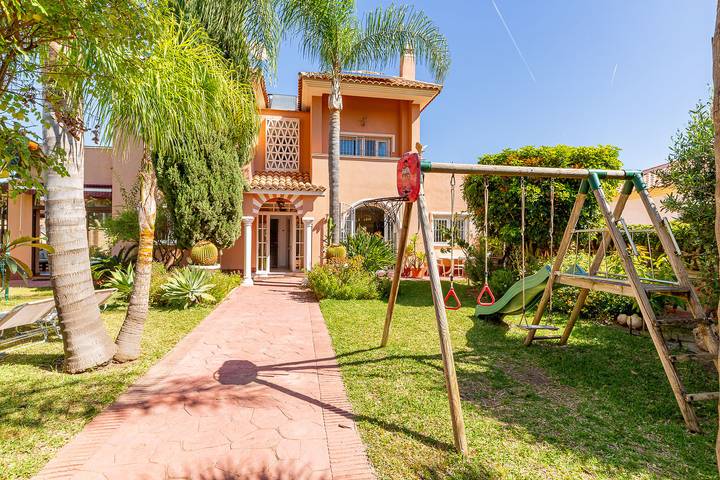 Chalet para 15 personas, con Balcón además de Terraza y Jardín en Málaga