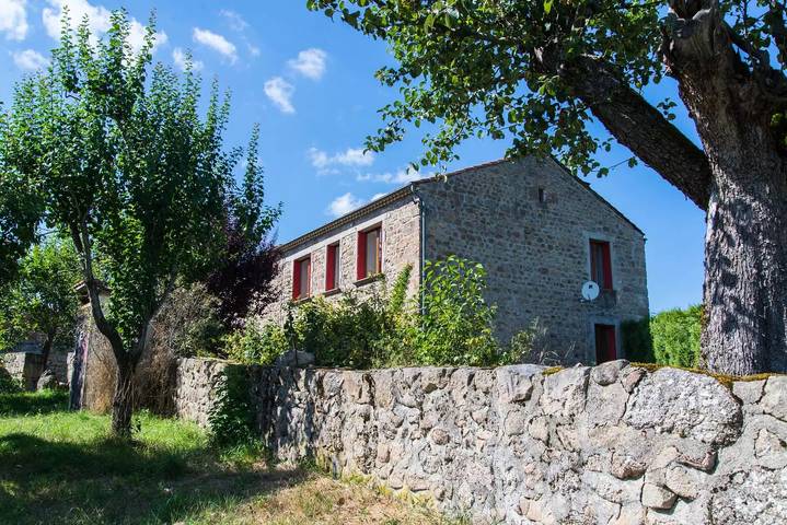 Gîte pour 6 personnes, avec piscine et jardin, animaux acceptés à Auroux (Lozère)