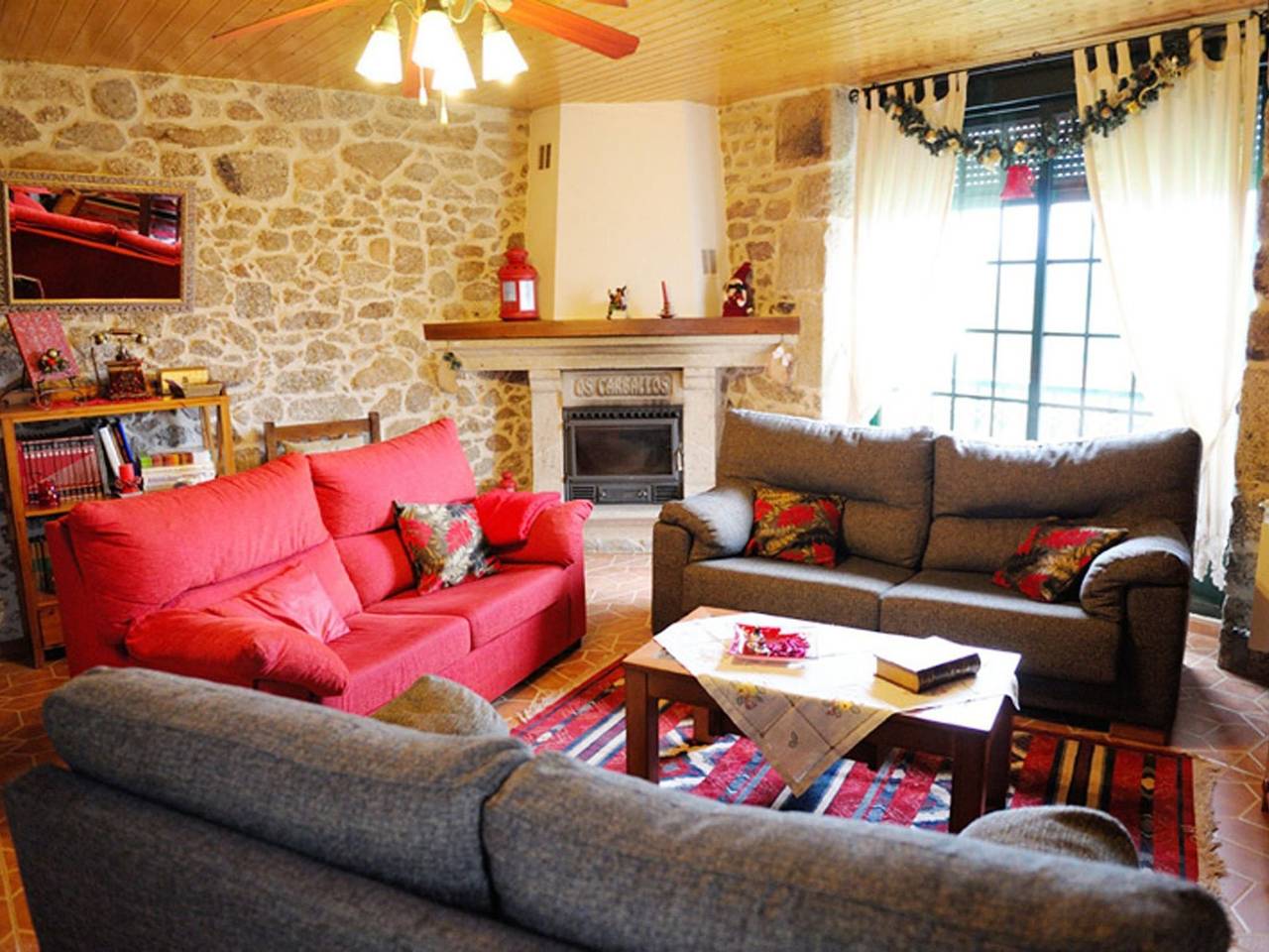 Casa Rural Os Carballos in Santo Antoniño, Barro