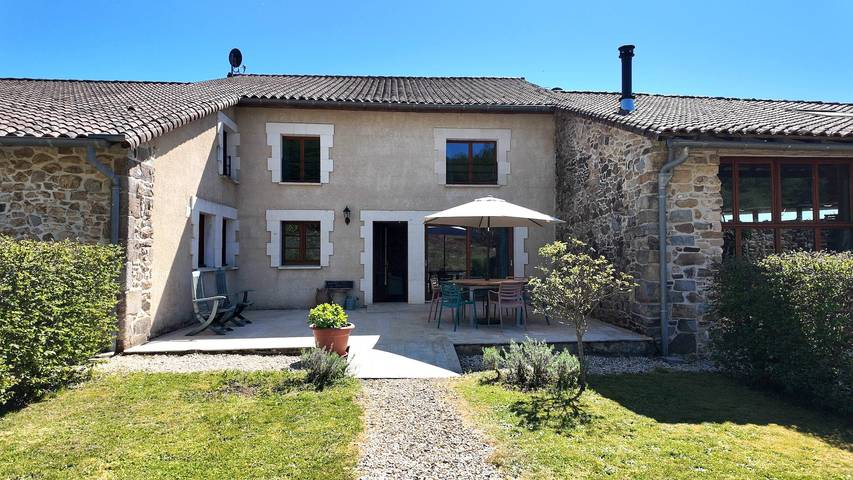 Casa vacanze Domaine De Bellac - La Belle Cour con piscina, giardino e wifi condivisi in Roussines, Parco naturale regionale di Périgord-Limousin