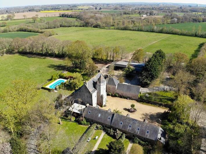 Chambre d’hôte pour 2 personnes, avec vue et jardin ainsi que terrasse et piscine à Plouagat