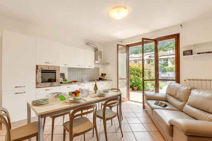 Location de vacances pour 6 personnes, avec piscine et balcon à Salò - 2