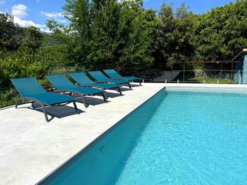 Chalet para 15 personas, con piscina además de jardín y vistas en Valle del Tiétar